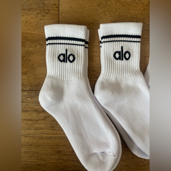Alo yoga unisex throwback half crew white socks mindful movement brand new - Picture 2 of 4
